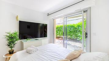 1 habitación, tabla de planchar con plancha, cuna de viaje y wifi