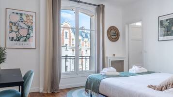 4 slaapkamers, een bureau, een strijkplank/strijkijzer, reisbedje