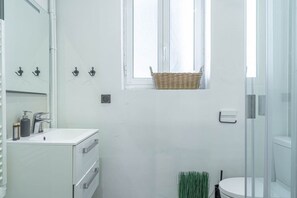 Hair dryer, towels - Lavie Maison Fbg Saint Honoré Street (Paris)