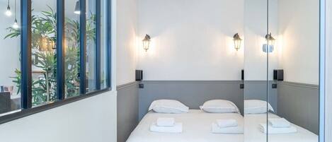 1 camera, una scrivania, ferro/asse da stiro, culla da viaggio