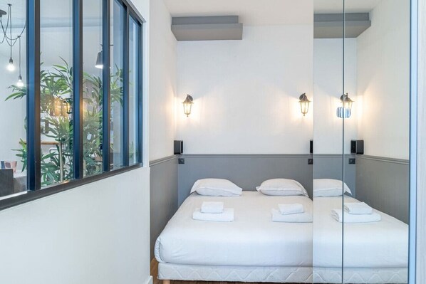 1 Schlafzimmer, Schreibtisch, Bügeleisen/Bügelbrett, Reisekinderbett