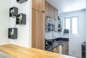 Kühlschrank, Mikrowelle, Ofen, Wasserkocher mit Kaffee-/Teezubehör