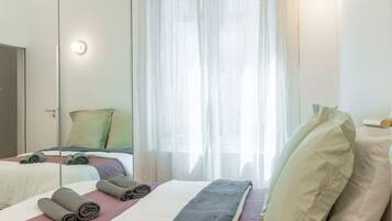 2 habitaciones, escritorio y tabla de planchar con plancha