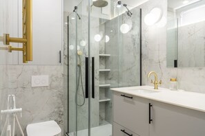 Sèche-cheveux, serviettes fournies