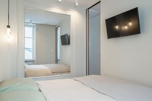 1 chambre, bureau, fer et planche à repasser, lit parapluie