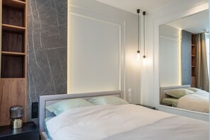 1 makuuhuone, työpöytä, silitysrauta/-lauta, vauvan matkasänky