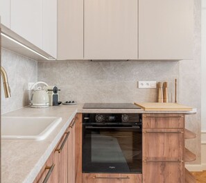 Fridge, oven, stovetop, dishwasher