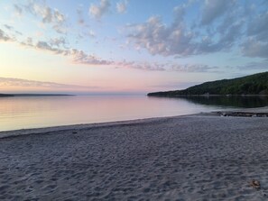 Beach nearby, sun-loungers, beach towels - A hidden gem in Thunder Beach, Ontario - Vacation Log Home Rental (Monthly)  (Thunder Beach)