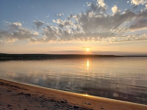 Playa en los alrededores, camastros y toallas de playa