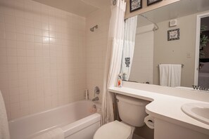Family Apartment | Bathroom - Stay Together Suites on The Strip (Las Vegas)