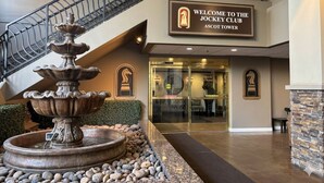 A fountain, a staircase, and a sign welcoming to the Jockey Club Ascot Tower. - Stay Together Suites | Strip Condote (Las Vegas)