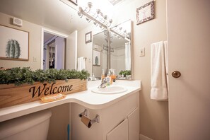 Family Apartment | Bathroom - Stay Together Suites on The Strip (Las Vegas)