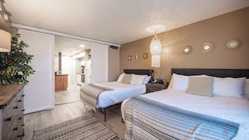 1 habitación, cortinas blackout y tabla de planchar con plancha