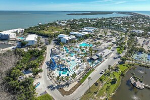 Ein Luftbild eines Resorts mit Wasserpark, mehreren Schwimmbecken und einer Marina.