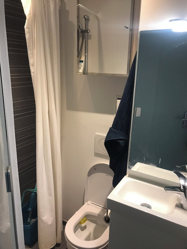 Toallas, jabón, papel de baño