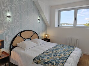 3 habitaciones, escritorio y tabla de planchar con plancha 