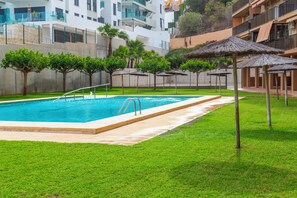 Outdoor pool - Apartment on the beachfront with parking, pool and gym (Los Arenales del Sol)