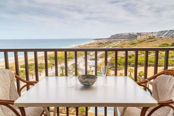 Outdoor dining - Apartment on the beachfront with parking, pool and gym (Los Arenales del Sol)