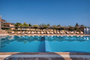 Outdoor pool, pool umbrellas, pool loungers - Black & White Boho Resort (Xylokastro-Evrostina)