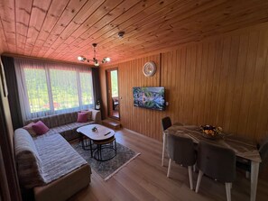 คอนโดสำหรับครอบครัว, ระเบียง | บริเวณนั่งเล่น | ทีวีจอแอลซีดี