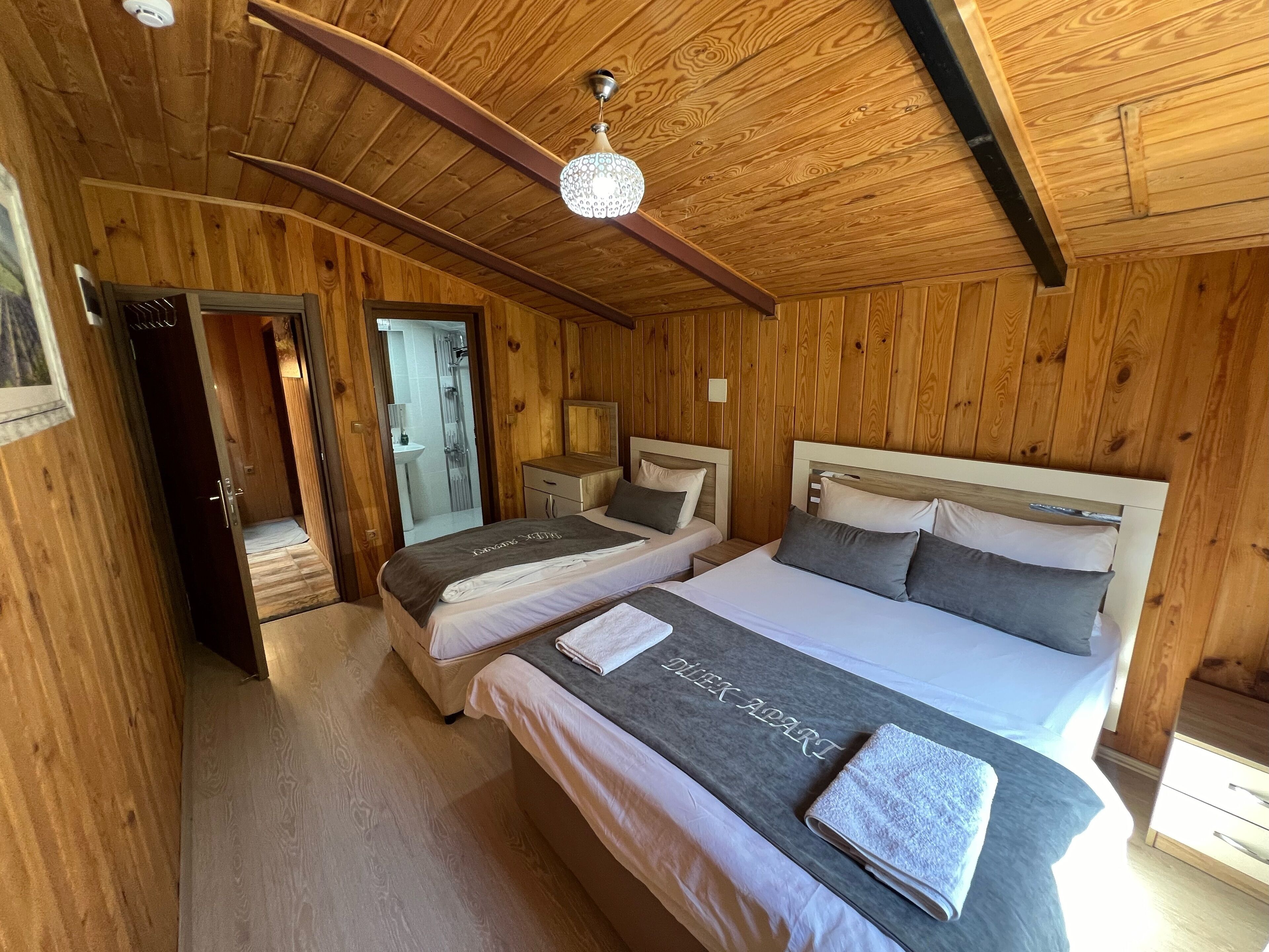 Condo dành cho gia đình, quang cảnh hồ | Màn/rèm cản sáng, phòng cách âm, bàn ủi/dụng cụ ủi quần áo 