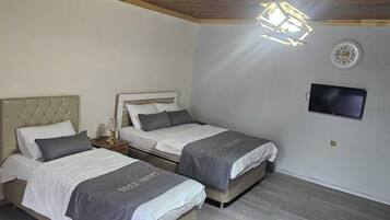 Basic Quadruple Room | Blackout drapes, soundproofing, iron/ironing board, free WiFi