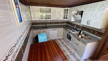 Kühlschrank, Herdplatte, Kochgeschirr/Geschirr/Besteck