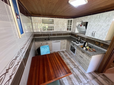 Refrigerador, placa de cocina, utensilios de cocina
