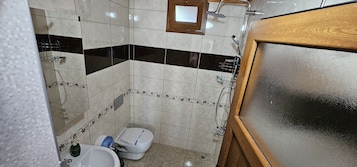 Habitación cuádruple básica | Baño | Artículos de higiene personal gratuitos, zapatillas, jabón y champú