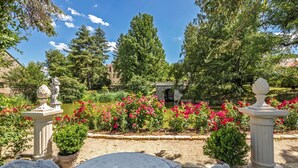 A garden with a pond, statues, and a stone bridge. - 90qm Luxus Apartment im Schloss Cotta (Dohma)