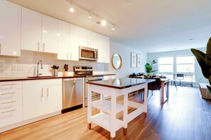 Réfrigérateur, micro-ondes, four, plaque de cuisson