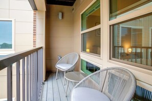 Balcony - Comfort Apartments Near Capitol City (Alexandria)