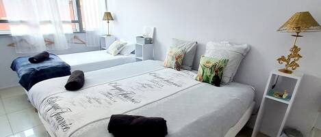 3 dormitoris, escriptori, planxa i posts de planxar i wifi gratuïta