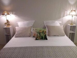 3 quartos, escrivaninha, ferros/tábuas de passar roupa