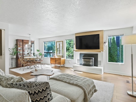 Smart TV y libros . Spacious SW Portland home with Fire Pit