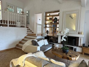 Una Smart TV, una chimenea, una pantalla de ordenador, una impresora