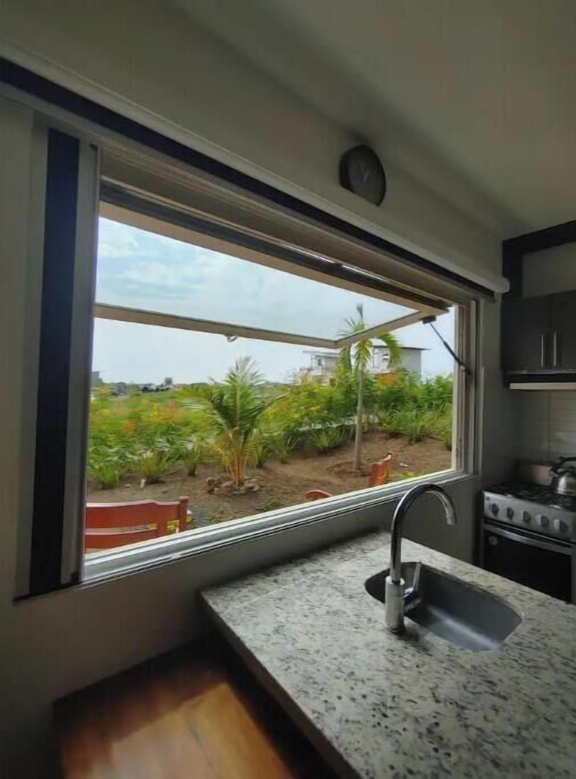 Refrigerador, horno, parrilla de estufa y tetera eléctrica 