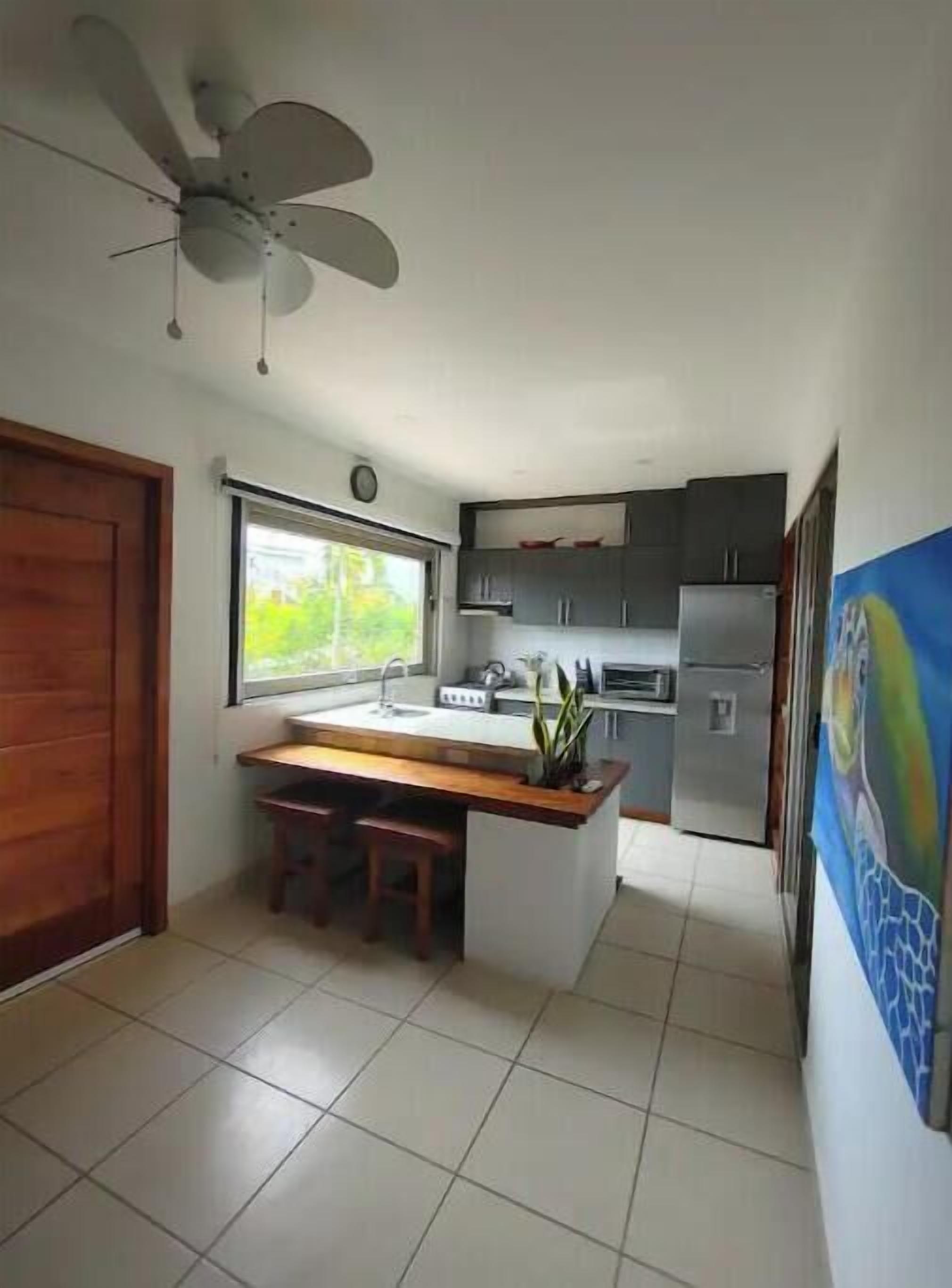 Een koelkast, een oven, een kookplaat, een waterkoker