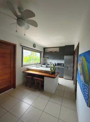 Kühlschrank, Ofen, Herdplatte, Wasserkocher