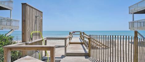 På stranden, solstolar och strandhanddukar