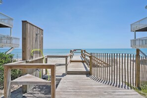 En la playa, camastros y toallas de playa