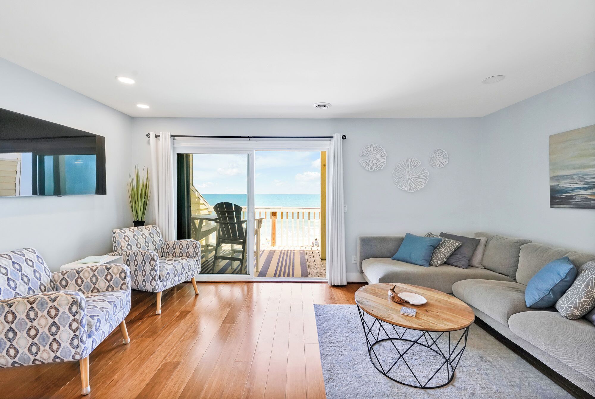 Smart-TV, DVD-spiller og bøker