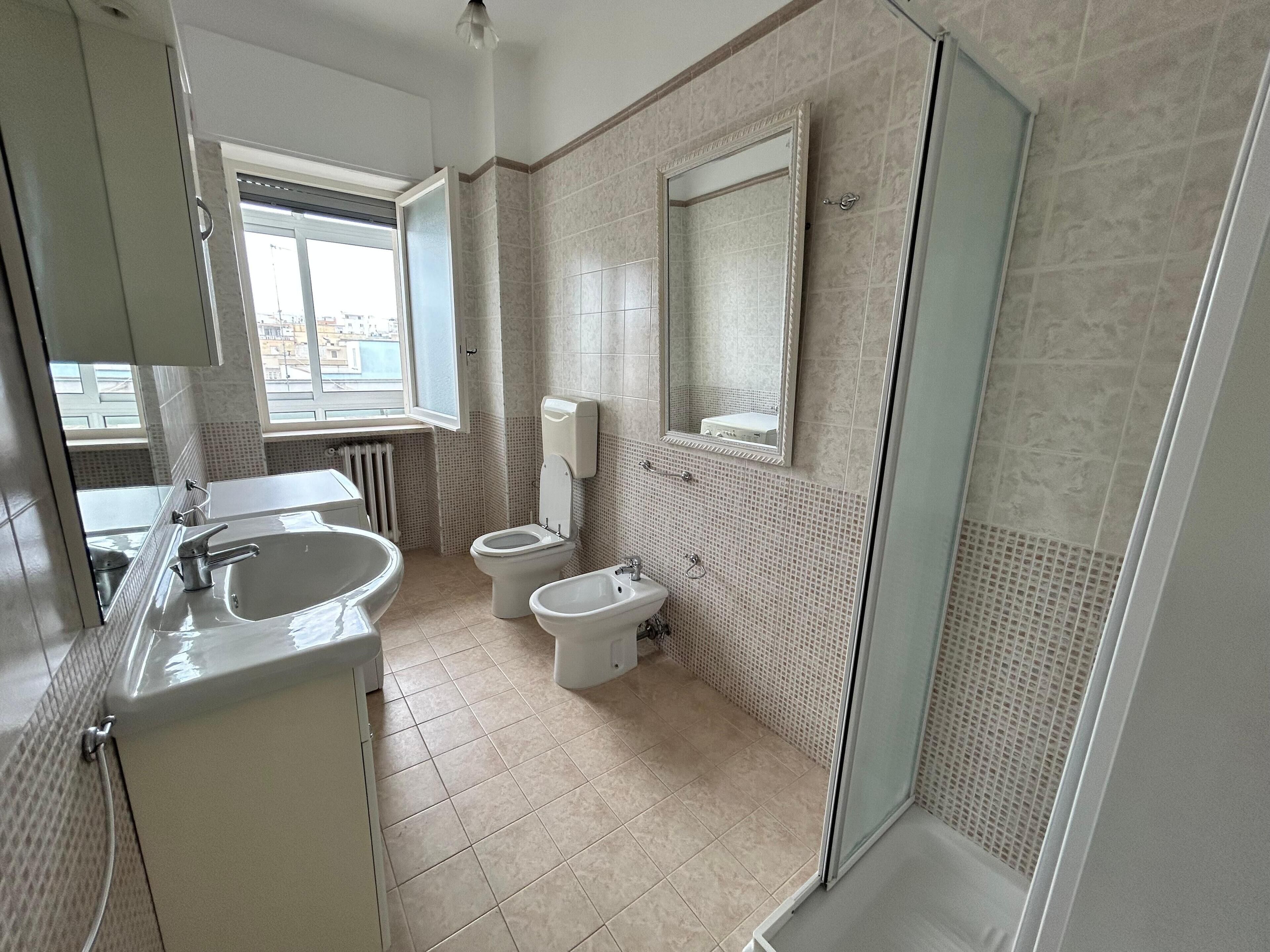 Doccia, asciugacapelli, bidet, sapone