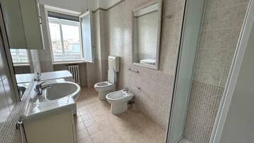 Doccia, asciugacapelli, bidet, sapone