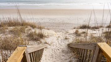 Sur la plage, chaise longue, serviettes de plage