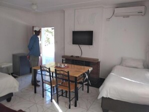 5 habitaciones, tabla de planchar con plancha, wifi y ropa de cama 