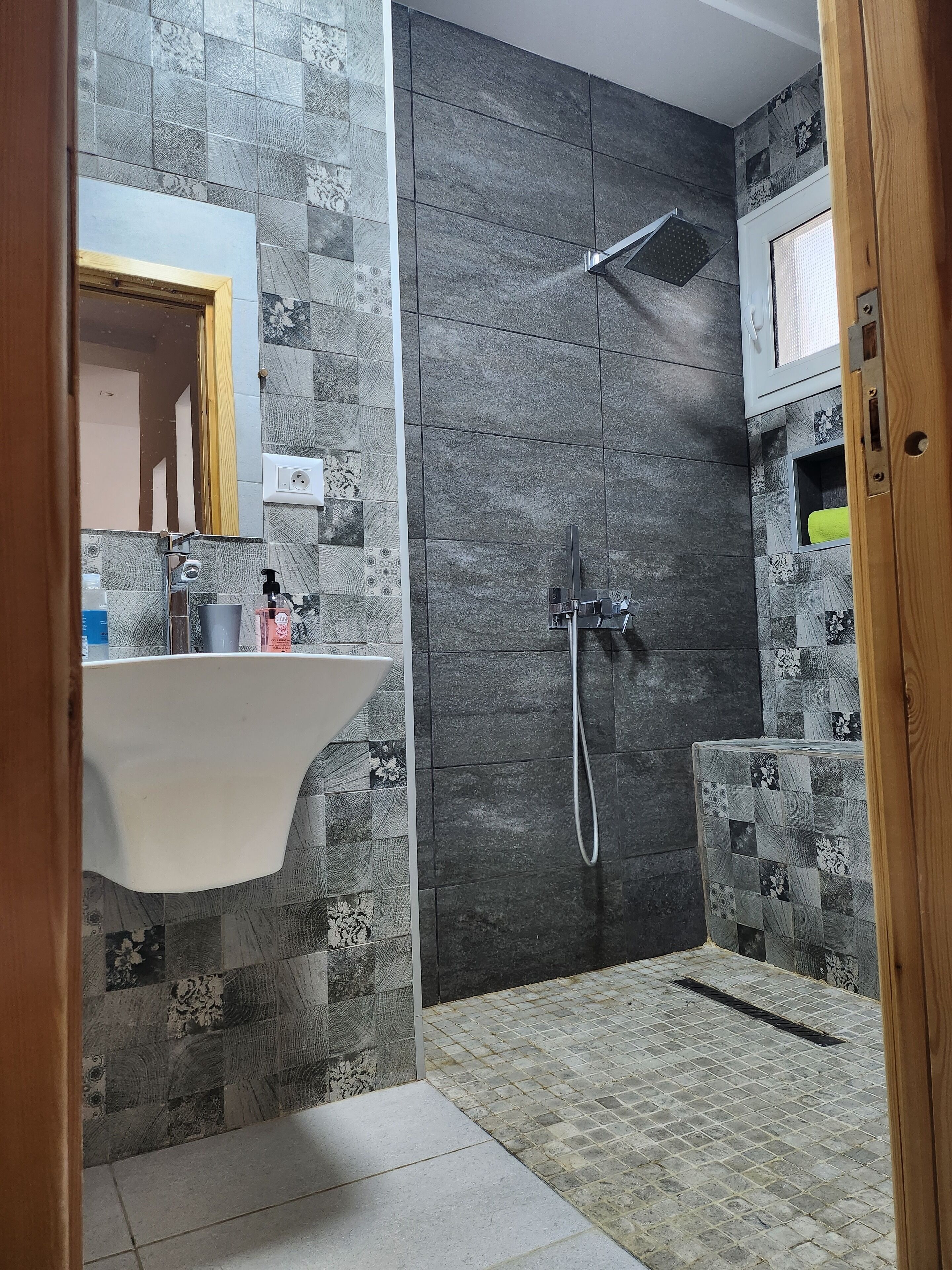 Bidee, pyyhkeet, saippua, sampoo