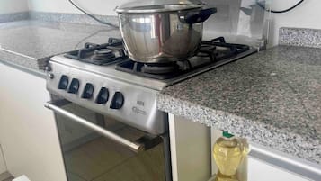 Geladeira, micro-ondas, fogão, mesas de jantar