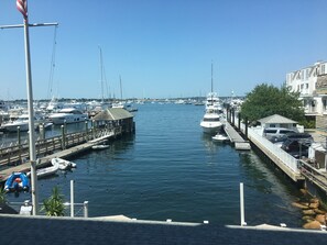 Marina - One bedroom apartment with a pullout sofa, sleeps 4. Right on the harbor. (Newport)