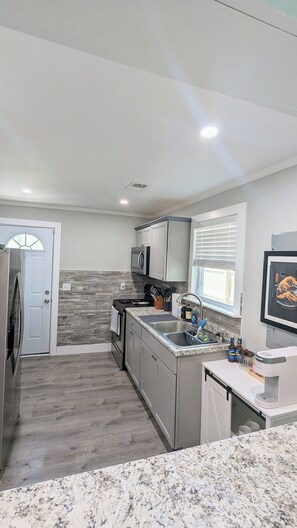 Refrigerador, microondas, horno, placa de cocina